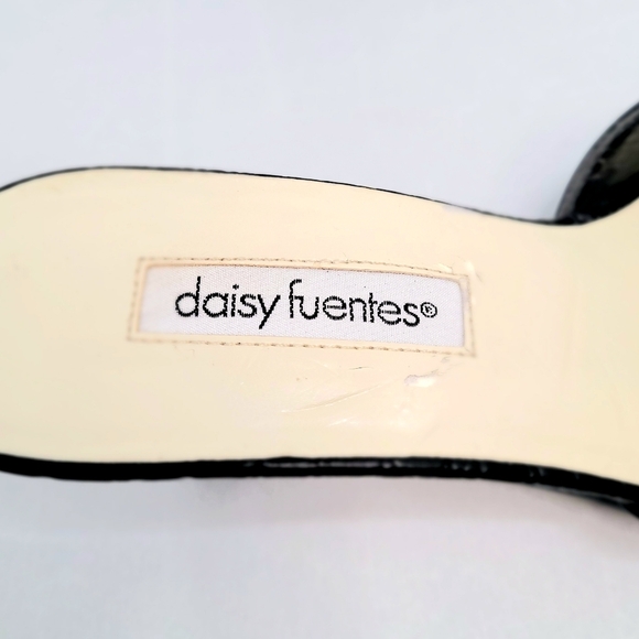 Daisy Fuentes Black Sandals with Peep-Toe Design and Crisscross Straps Used - Picture 6 of 9